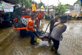 Des secouristes transportent des corps de victimes du tsunami à Carita, en Indonésie, le 23 décembre 2018
