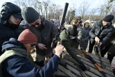 Des volontaires ukrainiens s'entraînent au maniement des armes , à Kiev le 20 février 2022