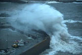 Des vagues s'écrasent sur le port de Stonehaven, sur la côte est de l'Écosse, lors du passage de la tempête Babet, le 19 octobre 2023