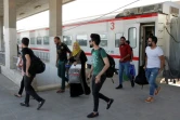 A la gare de Fallouja en Irak, des Irakiens descendent du train en provenance de Bagdad, le 19 août 2018
