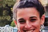 Affiche photographiée le 21 janvier 2025 montrant le visage de l'otage israélienne Arbel Yehud, 29 ans, qui doit être libérée jeudi