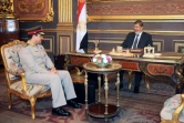 Photo d'archives de la présidence égyptienne montrant l'ancien président Mohamed Morsi et son ministre de la Défense Abdel Fattah al-Sissi, le 1er septembre 2012