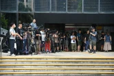 Des journalistes attendent devant le tribunal de district Wan Chai le verdict dans le procès de deux anciens rédacteurs en chef du site d'information Stand News, le 29 août 202 à Hong Kong