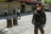 Un policier utilise un haut-parleur pour inviter les passants à rentrer chez eux, le 25 mars 2020 à Monterrey, au Mexique
