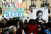 Awa Gueye, soeur de Babacar Gueye, prend la parole pendant une marche blanche à la mémoire de Cédric Chouviat mort il y a un an à la suite d'un contrôle musclé de police, le 3 décembre 2021 à Paris