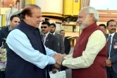 Photo publiée le 25 décembre 2015 par le service de presse du gouvernement indien, montrant les Premiers ministres indien Narendra Modi (d) et pakistanais Nawaz Sharif à Lahore