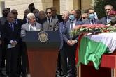 Le président de l'Autorité palestinienne Mahmoud Abbas prononce un discours devant le cercueil de la journaliste Shireen Abu Akleh, à Ramallah, le 12 mai 2022