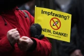 Une personne porte une pancarte où est écrit en allemand "Obligation vaccinale? Non merci!"  lors d'une manifestation contre les restrictions sanitaires, à Düsseldorf (ouest de l'Allemagne), le 18 décembre 2021