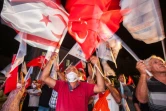Des partisans d'Ersin Tatar célèbrent sa victoire surprise à la "présidentielle" en RTCN, le 18 octobre 2020