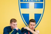 Les milieux de terrain suédois Dejan Kulusevski (g) et Mattias Svanberg, lors d'une pause pendant l'entraînement, le 27 mai 2021 à Bastad, où l'équipe nationale se prépare pour l'Euro 2020