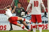L'attaquant polonais Robert Lewandowski marque contre le gardien d'Andorre Iker, lors des qualifications pour le Mondial 2022 au Qatar, le 28 mars 2021 à Varsovie