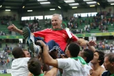 L'entraîneur Francis Smerecki porté en triomphe par ses joueurs après la victoire de la France en finale de l'Euro U19, le 30 juillet 2010 à Caen
