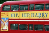 Une publicité pour le dernier volume des aventures de Harry Potter sur un bus à impériale, le 19 juin 2003 à Londres