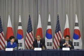 Le président américain Barack Obama (centre) avec le Premier ministre japonais Shinzo Abe (d) et la présidente sud-coréenne Park Geun-Hye lors d'une rencontre trilatérale en marge du sommet sur la sûreté nucléaire à Washington le 31 mars 2016