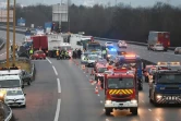 Pompiers et secouristes sur le lieu d'un carambolage survenu le 30 janvier 2017 sur  l'autoroute A13, dans les Yvelines