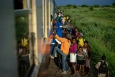 Des adultes et des enfants montent à bord du "train de la liberté" au Zimbabwe, le 29 janvier 2019