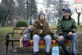 Marica Pavlovic et son mari Tomislav demeurent mercredi 30 décembre 2020 sur un banc de Petrinja, au sud de Zagreb, car ils ne peuvent pas retourner dans leur maison, au lendemain du séisme de magnitude 6,4 qui a touché la région mardi 