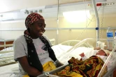 Mariama, 33 ans, mahoraise, auprès de sa petite fille le 14 mars 2018 à la maternité de Mamoudzou, à Mayotte