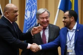 Le ministre yéménite des Affaires étrangères, Khaled al-Yémani (g), et le négociateur en chef des Houthis, Mohammed Abdelsalam, échangent une poignée de mains à l'issue de consultations sur la paix au Yémen à Stockholm, le 13 décembre 2018