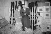 Les alpinistes français Maurice Herzog (c), Louis Lachenal (g) et Jean Couzy entament à Paris les préparatifs en vue de leur ascension du sommet de l’Annapurna, le 8 juin 1950