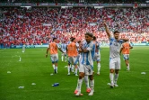 Des bouteilles d'eau et des gobelets jetés sur les joueurs de football argentins lors du match contre le Maroc, le 24 juillet 2024 à Saint-Etienne 