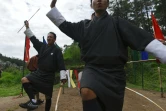 Danse traditionnelle des archers à la fin d'une compétition, le 25 août 2018 à Thimphou, au Bhoutan