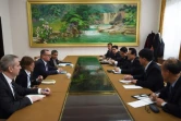 Le diplomate américain Jeffrey Feltman (3e g) lors d'une réunion avec le vice-ministre nord-coréen des Affaires étrangères Pak Myong-Kuk (3e d), le 5 décembre 2017 à Pyongyang