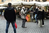 Discussion sur un marché du centre de Rome entre plusieurs personnes qui respectent les distances de sécurité, le 21 avril 2020