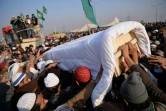 Des partisans du Tehreek-i-Labaik Yah Rasool Allah Pakistan (TLYRAP) transportent le 26 novembre 2017 le cercueil d'un manifestant tué la veille durant des affrontements avec la police à Islamabad