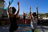 Cours de yoga sur le toit de l'auberge "Lost In" à Lisbonne le 17 juillet 2017