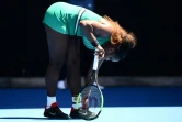 L'Américaine Serena Williams examine son pied gauche lors du quart de finale de l'Open d'Australie face à la Tchèque Karolina Pliskova, le 23 janvier 2019 à Melbourne