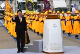 Le Premier ministre sud-coréen Lee Nak-Yon (d) portela flamme olympique, le 1er novembre 2017 à Séoul, lors d'une cérémonie pour son arrivée en Corée du Sud
