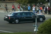 Des habitants regardent passer la voiture du président Barack Obama, le 9 octobre 2015 à Roseburg