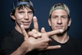 Les skieurs français, Vince Reffet (g) et Fred Fugen, spécialistes notamment de vols en wingsuits et surnommés "Soul Flyers", posent à Paris, le 22 septembre 2020