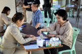 Une Thaïlandaise vote lors du référendum sur une nouvelle Constitution le 7 août 2016 à Buriram 