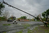 un poteau électrique abattu par le cyclone Tauktae, le 18 mai 2021 près d'Amreli, en Inde