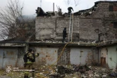 Photo diffusée par le service d'urgence ukrainien, le 21 novembre 2024, montrant des pompiers ukrainiens sur un site après une attaque aérienne russe à Dnipro