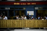 Des personnes déjeunent à la terrasse élargie d'un bar à Paris, le 23 juillet 2020