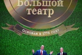 Le président russe Vladimir Poutine (d) et le président de la Fifa Gianni Infantino au théâtre du Bolchoï pour un concert de gala à la veille de la finale de la coupe du monde de football, le 14 juillet 2018 à Moscou