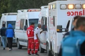 Des médecins de l'Organisation mondiale de la santé et du Croissant-Rouge palestinien se préparent à partir en convoi de l'hôpital européen de Khan Younès, dans le sud de Gaza, pour évacuer des patients et des blessés, le 20 novembre 2024