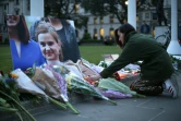 Des fleurs et bougies sont déposés devant un portrait de Jo Cox à Parliament square à Londres le 16 juin 2016