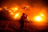 Un pompier lutte contre les flammes à Monrovia, près de Los Angeles, en Californie, le 15 septembre 2020