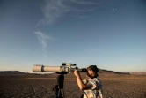 L'astronome français Christian Nitschelm observe le ciel dans le désert d'Atacama, le 7 mars 2017 au Chili