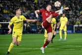 L'attaquant polonais du Bayern Munich Robert Lewandowski tente de contrôler le ballon, lors du quart de finale aller de la Ligue des Champions sur la pelouse  de Villareal, le 6 avril 2022