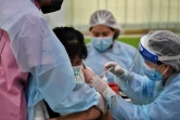 Une soignante administre un dose du vaccin Pfizer contre le coronavirus à une lycéenne à Bangkok, en Thaïlande, le 4 octobre 2021