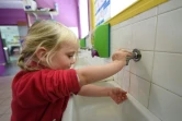 Une élève se lave les mains dans une école à Saint-Aubin-du-Cormier en France le 7 mai 2020