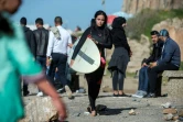 Meriem sur la plage après une session de surf, le 1er avril 2018 à Rabat, au Maroc