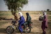Une chèvre va être transportée à moto, le 25 juin 2019  dans le camp de Bermo, au Niger