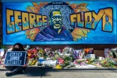Fleurs et pancartes devant un mémorial de fortune près de l'endroit où George Floyd a été tué au cours de son interpellation, à Minneapolis