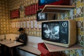 Un film de Bruce Lee diffusé sur un poste de télévision dans un restaurant de Hong Kong, le 18 juillet 2023